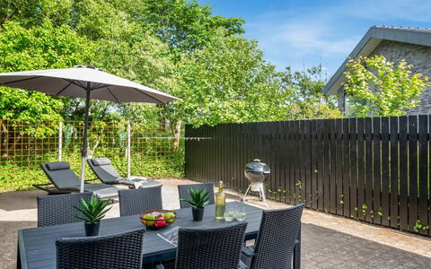 Eino - 150M from the Sea: Buitenmeubels, Struik, Meubilair, Tuin, Buitentafel, Schaduw, Stoel, Werf, Landscaping, Backyard