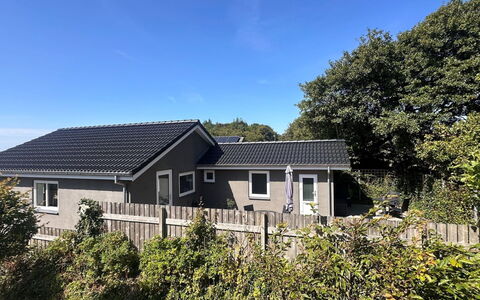Eino - 150M from the Sea: Gebouw, Huis, Dak, Huis, Woongebied, Siding, Verblijf, Deur, Landgoed, Werf