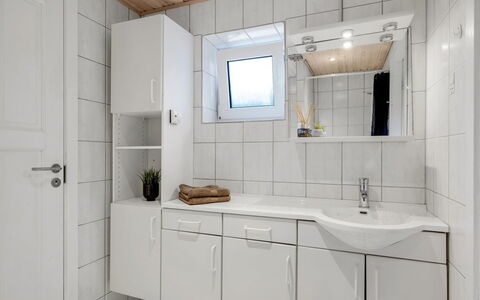 Eino - 150M from the Sea: Wastafel, Wastafel In De Badkamer, Loodgieterswerkinrichting, Flooring, Interieur Ontwerp, Verdieping, Badkamerkast, Kraan, Cabinetry, Badkamer