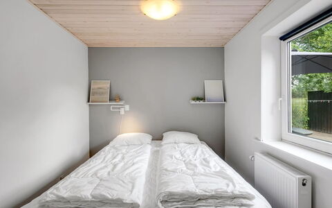 Eino - 150M from the Sea: Slaapkamer, Muur, Bed, Interieur Ontwerp, Hout, Laken, Plafond, Bedding, Verdieping, Flooring