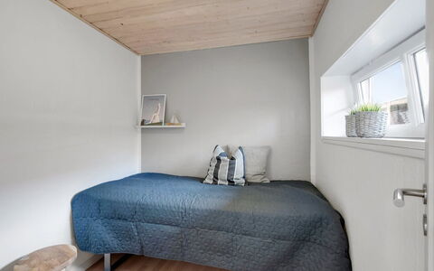 Eino - 150M from the Sea: Muur, Interieur Ontwerp, Flooring, Hout, Slaapkamer, Verdieping, Plafond, Bed, Meubilair, Laken
