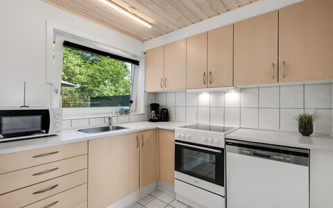 Eino - 150M from the Sea: Keuken, Toestel Van De Keuken, Countertop, Major Appliance, Hout, Cabinetry, Flooring, Interieur Ontwerp, Fornuis, Huishoudapparatuur