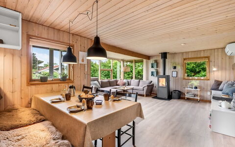 Tian - 400M to the Fjord: Meubilair, Interieur Ontwerp, Flooring, Verdieping, Plafond, Kamer, Stoel, Tafel, Appartement, Keuken En Eettafel