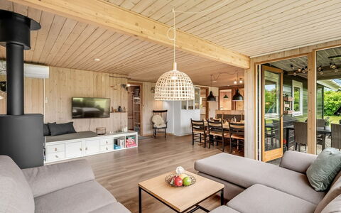 Tian - 400M to the Fjord: Meubilair, Interieur Ontwerp, Flooring, Verdieping, Plafond, Kamer, Stoel, Tafel, Appartement, Keuken En Eettafel