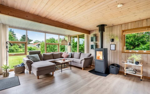 Tian - 400M to the Fjord: Meubilair, Interieur Ontwerp, Flooring, Verdieping, Plafond, Kamer, Stoel, Tafel, Appartement, Keuken En Eettafel