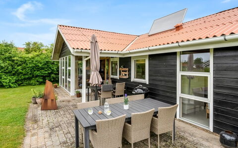 Tian - 400M to the Fjord: Meubilair, Interieur Ontwerp, Flooring, Verdieping, Plafond, Kamer, Stoel, Tafel, Appartement, Keuken En Eettafel