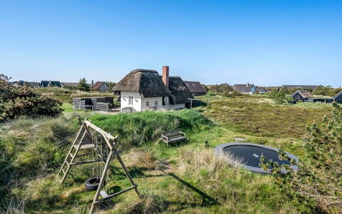 Arlina - 600M from the Sea: Meubilair, Interieur Ontwerp, Flooring, Verdieping, Plafond, Kamer, Stoel, Tafel, Appartement, Keuken En Eettafel