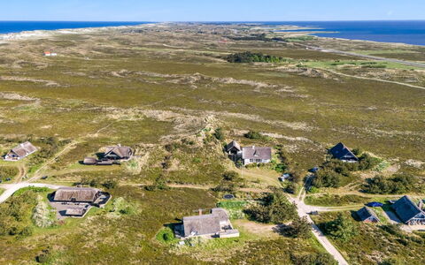 Arlina - 600M from the Sea: Meubilair, Interieur Ontwerp, Flooring, Verdieping, Plafond, Kamer, Stoel, Tafel, Appartement, Keuken En Eettafel