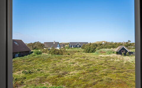 Arlina - 600M from the Sea: Meubilair, Interieur Ontwerp, Flooring, Verdieping, Plafond, Kamer, Stoel, Tafel, Appartement, Keuken En Eettafel