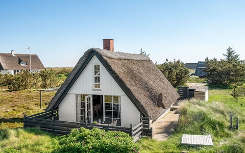 Arlina - 600M from the Sea: Meubilair, Interieur Ontwerp, Flooring, Verdieping, Plafond, Kamer, Stoel, Tafel, Appartement, Keuken En Eettafel