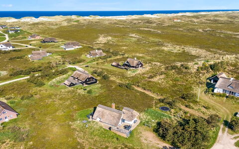 Arlina - 600M from the Sea: Meubilair, Interieur Ontwerp, Flooring, Verdieping, Plafond, Kamer, Stoel, Tafel, Appartement, Keuken En Eettafel