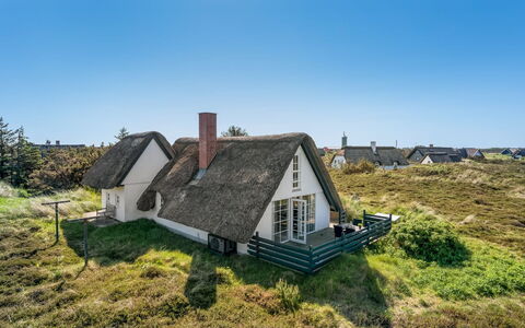 Arlina - 600M from the Sea: Meubilair, Interieur Ontwerp, Flooring, Verdieping, Plafond, Kamer, Stoel, Tafel, Appartement, Keuken En Eettafel