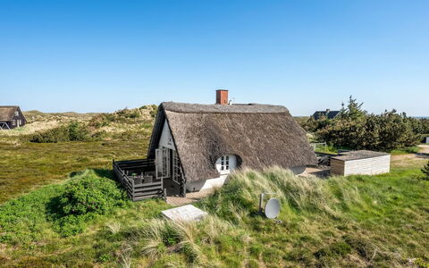 Arlina - 600M from the Sea: Meubilair, Interieur Ontwerp, Flooring, Verdieping, Plafond, Kamer, Stoel, Tafel, Appartement, Keuken En Eettafel