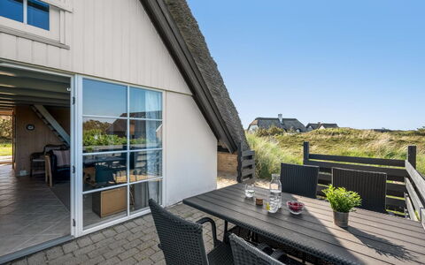 Arlina - 600M from the Sea: Meubilair, Interieur Ontwerp, Flooring, Verdieping, Plafond, Kamer, Stoel, Tafel, Appartement, Keuken En Eettafel
