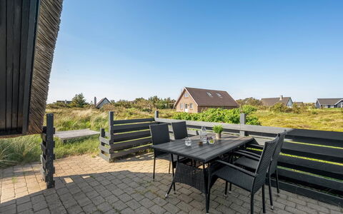 Arlina - 600M from the Sea: Meubilair, Interieur Ontwerp, Flooring, Verdieping, Plafond, Kamer, Stoel, Tafel, Appartement, Keuken En Eettafel