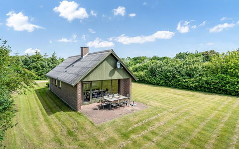 Arlin - 380M to the Fjord: Meubilair, Interieur Ontwerp, Flooring, Verdieping, Plafond, Kamer, Stoel, Tafel, Appartement, Keuken En Eettafel