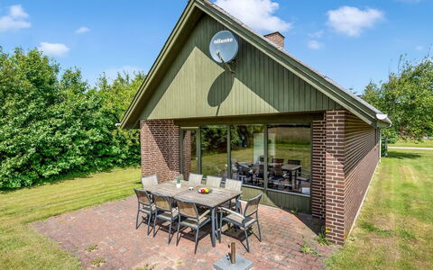 Arlin - 380M to the Fjord: Meubilair, Interieur Ontwerp, Flooring, Verdieping, Plafond, Kamer, Stoel, Tafel, Appartement, Keuken En Eettafel