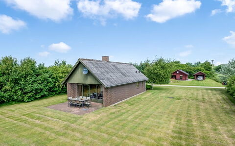 Arlin - 380M to the Fjord: Meubilair, Interieur Ontwerp, Flooring, Verdieping, Plafond, Kamer, Stoel, Tafel, Appartement, Keuken En Eettafel