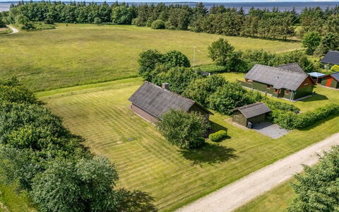 Arlin - 380M to the Fjord: Meubilair, Interieur Ontwerp, Flooring, Verdieping, Plafond, Kamer, Stoel, Tafel, Appartement, Keuken En Eettafel