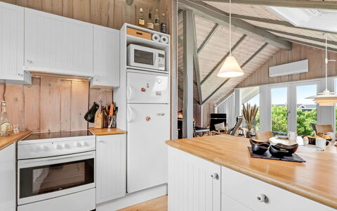 Angelie - 400M from the Sea: Keuken, Toestel Van De Keuken, Major Appliance, Hout, Huishoudapparatuur, Countertop, Cabinetry, Flooring, Meubilair, Interieur Ontwerp