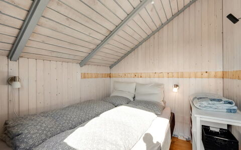Angelie - 400M from the Sea: Hout, Slaapkamer, Bed, Verdieping, Interieur Ontwerp, Laken, Bedding, Huis, Linens, Plafond