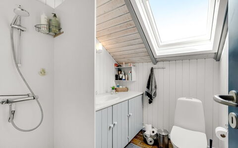Angelie - 400M from the Sea: Loodgieterswerkinrichting, Wastafel, Interieur Ontwerp, Badkamer, Flooring, Plafond, Kraan, Badkamerkast, Verdieping, Loodgieter