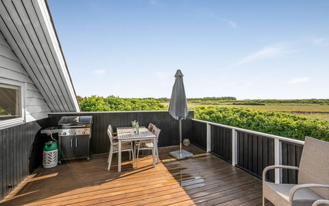 Angelie - 400M from the Sea: Hout, Houten Vloer, Hardwood, Huis, Dek, Beits, Plank, Schaduw, Stoel, Balkon