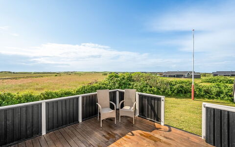 Angelie - 400M from the Sea: Land Lot, Houten Vloer, Hardwood, Dek, Plank, Hek, Beits, Schaduw, Boardwalk, Veranda