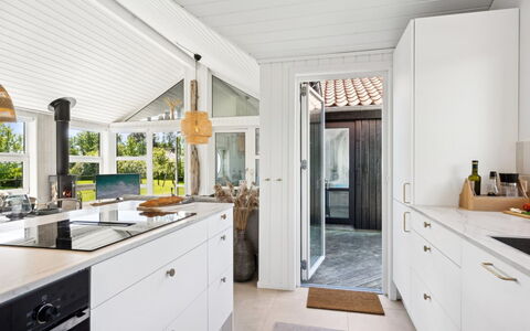 Hermund - 100M from the Sea: Hout, Interieur Ontwerp, Countertop, Keuken, Flooring, Plafond, Huis, Cabinetry, Toestel Van De Keuken, Major Appliance