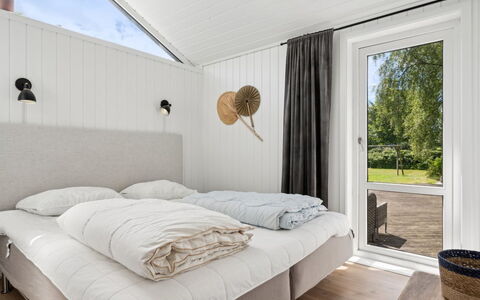 Hermund - 100M from the Sea: Hout, Slaapkamer, Bed, Meubilair, Plafond, Interieur Ontwerp, Huis, Verdieping, Flooring, Bedding