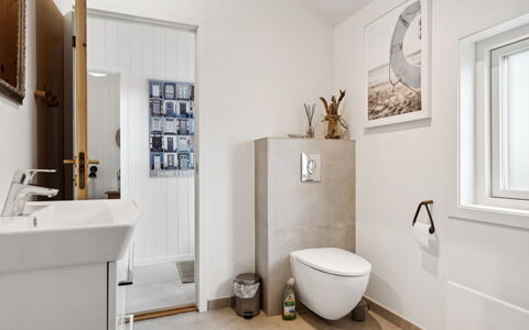 Hermund - 100M from the Sea: Flooring, Interieur Ontwerp, Verdieping, Loodgieterswerkinrichting, Badkamer, Toilet, Wc Bril, Loodgieter, Kamer, Plafond