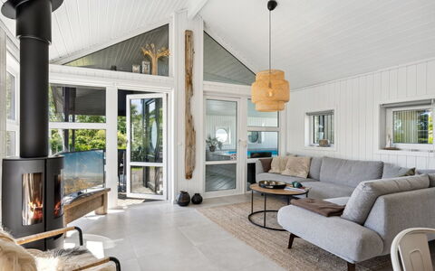 Hermund - 100M from the Sea: Hout, Interieur Ontwerp, Woonkamer, Bankstel, Huis, Plafond, Flooring, Meubilair, Verdieping