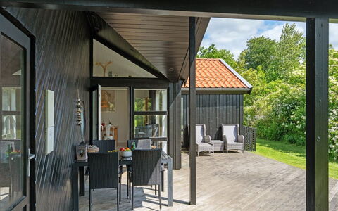 Hermund - 100M from the Sea: Hout, Veranda, Deur, Huis, Dak, Verblijf, Dek, Schaduw, Stoel, Hardwood