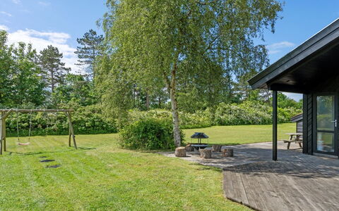 Hermund - 100M from the Sea: Struik, Tuin, Land Lot, Groundcover, Gazon, Schaduw, Landscaping, Weide, Werf, Backyard