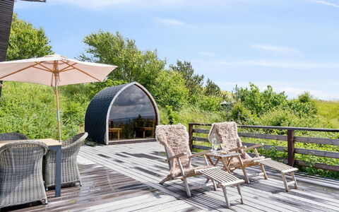 Gærmund - 700M from the Sea: Meubilair, Interieur Ontwerp, Flooring, Verdieping, Plafond, Kamer, Stoel, Tafel, Appartement, Keuken En Eettafel