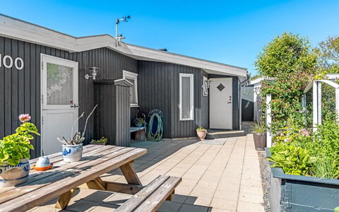 Reima - 50M from the Sea: Hout, Huis, Veranda, Dek, Hardwood, Dak, Beits, Houten Vloer, Eco Hotel