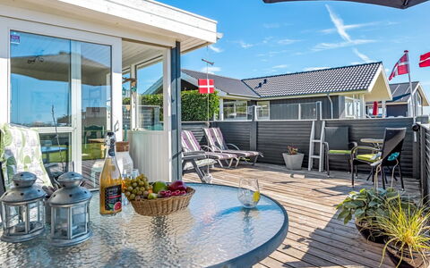 Reima - 50M from the Sea: Hout, Huis, Veranda, Dek, Hardwood, Dak, Beits, Houten Vloer, Eco Hotel