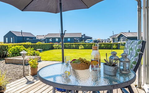 Reima - 50M from the Sea: Hout, Huis, Veranda, Dek, Hardwood, Dak, Beits, Houten Vloer, Eco Hotel