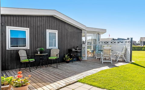Reima - 50M from the Sea: Hout, Huis, Veranda, Dek, Hardwood, Dak, Beits, Houten Vloer, Eco Hotel