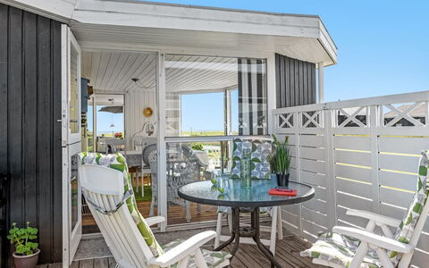 Reima - 50M from the Sea: Hout, Huis, Veranda, Dek, Hardwood, Dak, Beits, Houten Vloer, Eco Hotel