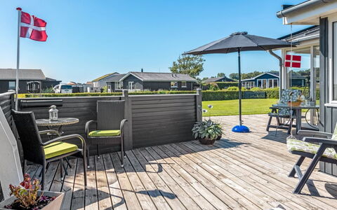 Reima - 50M from the Sea: Hout, Huis, Veranda, Dek, Hardwood, Dak, Beits, Houten Vloer, Eco Hotel