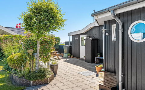 Reima - 50M from the Sea: Hout, Huis, Veranda, Dek, Hardwood, Dak, Beits, Houten Vloer, Eco Hotel