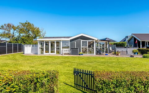 Reima - 50M from the Sea: Hout, Huis, Veranda, Dek, Hardwood, Dak, Beits, Houten Vloer, Eco Hotel