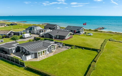 Reima - 50M from the Sea: Hout, Huis, Veranda, Dek, Hardwood, Dak, Beits, Houten Vloer, Eco Hotel