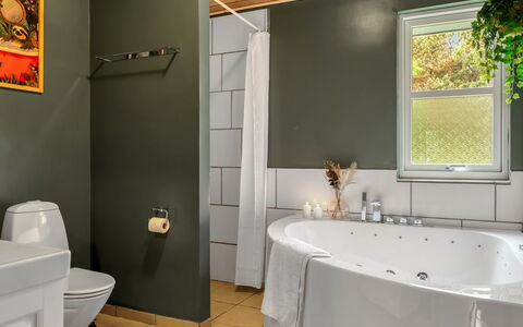 Felina - from the Sea: Badkamer, Loodgieterswerkinrichting, Wc Bril, Muur, Interieur Ontwerp, Flooring, Toilet, Verdieping, Bad, Plafond