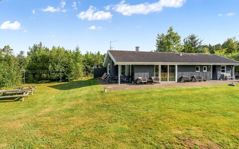 Ane - 800M from the Sea: Blauw, Struik, Verblijf, Groundcover, Tuin, Landgoed, Schaduw, Landscaping, Boerderij, Eco Hotel