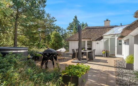 Pihla - 1.1Km from the Sea: Blauw, Struik, Verblijf, Groundcover, Tuin, Landgoed, Schaduw, Landscaping, Boerderij, Eco Hotel