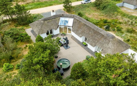 Pihla - 1.1Km from the Sea: Blauw, Struik, Verblijf, Groundcover, Tuin, Landgoed, Schaduw, Landscaping, Boerderij, Eco Hotel