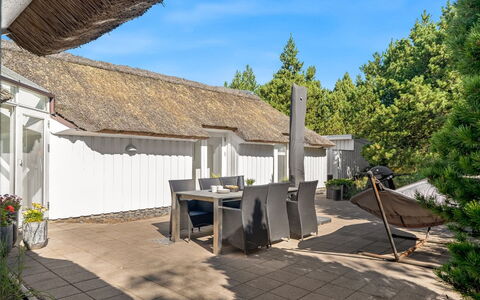 Pihla - 1.1Km from the Sea: Blauw, Struik, Verblijf, Groundcover, Tuin, Landgoed, Schaduw, Landscaping, Boerderij, Eco Hotel