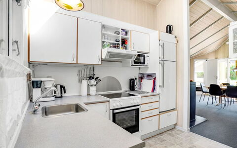 Guja - 250M from the Sea: Keuken, Major Appliance, Toestel Van De Keuken, Countertop, Interieur Ontwerp, Flooring, Plafond, Meubilair, Cabinetry, Verdieping